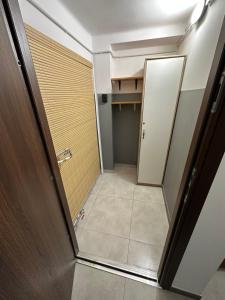 łazienka z drzwiami i szafą w obiekcie Wczasowa Przystań w Ustroniu
