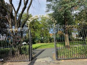 ein Tor zu einem Park mit einem Schild darauf in der Unterkunft Chez Auguy et Deborah in Antwerpen