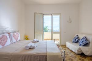 um quarto com uma cama com toalhas em Maestrale Sea View Living Quarters em Porto Cesareo