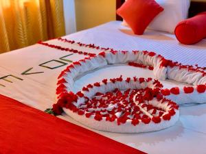 ヒッカドゥワにあるドリフターズ ホテル ＆ ビーチ レストランのベッド上のハートケーキ