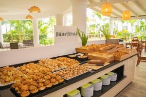 eine Bäckerei mit einem Buffet mit Gebäck und Brot in der Unterkunft HM Alma de Bayahibe - Adults Only in Bayahibe