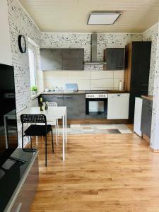 uma cozinha com uma mesa branca e cadeiras em Kurstadt Apartment 2ZKB Balkon PKW Stlp-Self-Check-in em Bad Nauheim