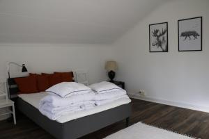 um quarto com uma cama com toalhas brancas em Bograngen LGH D em Brograngen