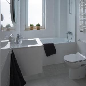 La salle de bains blanche est pourvue d'un lavabo et de toilettes. dans l'établissement Apartament Clever 2 Kamienica Grochów, à Varsovie