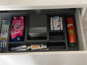 un cassetto in un armadio pieno di spazzolini da denti e altri articoli di Chez Auguy et Deborah ad Anversa