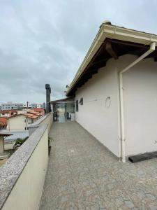 un edificio blanco con una puerta en el balcón en Apartamento Cobertura Ingleses Gr, en Florianópolis