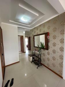 a living room with a mirror and a tile floor at Apartamento Cobertura Ingleses Gr in Florianópolis