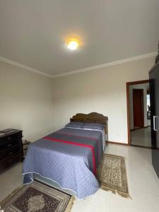 1 dormitorio con 1 cama en una habitación en Apartamento Cobertura Ingleses Gr, en Florianópolis