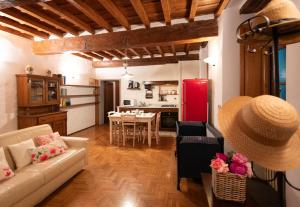 フィレンツェにあるMamo Florence - Terme Apartmentのリビングルーム(ソファ、テーブル付)