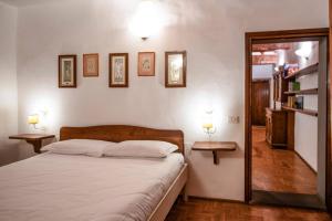 フィレンツェにあるMamo Florence - Terme Apartmentのベッドルーム1室(ベッド1台、テーブル2台、ランプ2つ付)
