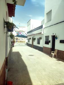 eine leere Gasse in einer Stadt mit Gebäuden in der Unterkunft Casa con Terraza y Barbacoa en el Casco Antiguo in Barbate