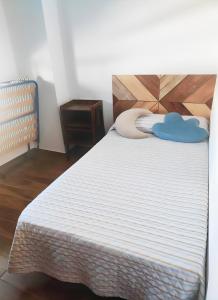 Schlafzimmer mit einem Bett mit blauer Wolke in der Unterkunft Casa con Terraza y Barbacoa en el Casco Antiguo in Barbate