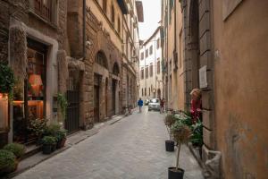 フィレンツェにあるMamo Florence - Terme Apartmentの通りを歩く人と路地