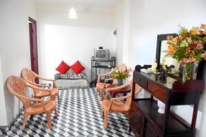 a room with a desk and chairs and a mirror at The Dew Drop Villa in Nuwara Eliya