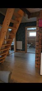 pusty pokój z drewnianymi schodami w domu w obiekcie Ammeråns Fiskecamp w mieście Hammarstrand