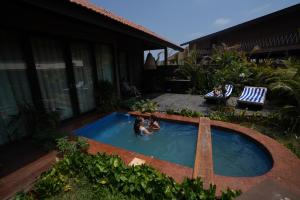 Kolam renang di atau dekat dengan Red Thread Morjim