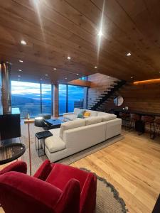 Lux 12 في سييرا نيفادا: غرفة معيشة مع أريكة بيضاء ودرج