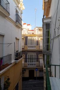 uma vista para um beco entre dois edifícios em Gadita Suite by Gades Gestión em Cádiz