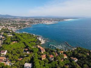 uma vista aérea de uma cidade e do oceano em Villa San Domenico em Castiglioncello