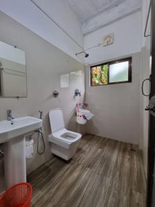 カジランガにあるShivaji Inn Kazirangaのバスルーム(トイレ、洗面台付)