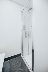 um chuveiro com uma porta de vidro num quarto em Galway City Hostel em Galway