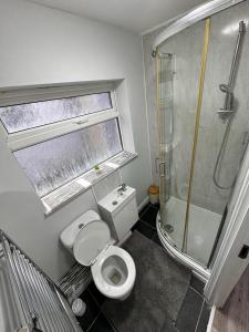 a small bathroom with a toilet and a shower at Seven Stars of Heeley Selly Oak in Birmingham
