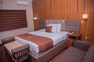 Postel nebo postele na pokoji v ubytování MAHOGANY HOTEL AND SUITES
