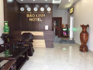 um hotel bao link com um átrio com uma mesa e cadeiras em Khách sạn Bảo Linh em Tràm Chim