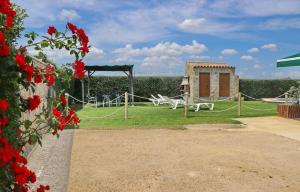 een uitzicht op een veld met een huis en bloemen bij Chalet Piedra in Conil de la Frontera