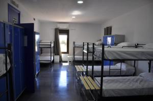 ChelesにあるCruceros Alquevaのドミトリールームの二段ベッド数組が備わる客室です。