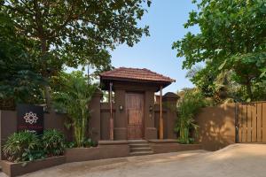 Taman di luar Red Thread Morjim