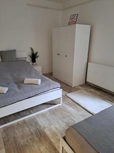 um quarto com uma cama e um armário branco em Villa Anna, ingyenes Wifivel és parkolással. em Zalaegerszeg