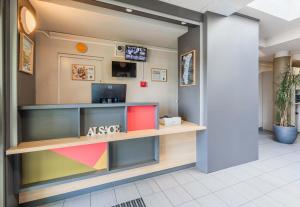 TV a/nebo společenská místnost v ubytování B&B HOTEL Mulhouse Ile Napoléon