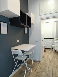 eine Küche mit einem Tisch und Stühlen im Zimmer in der Unterkunft YR Apartments Milan - Città Studi in Mailand