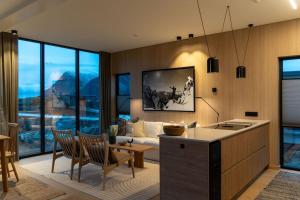 a living room with a couch and a table at Luksushytte med Jacuzzi, Summer&Winter Retreat in Lyngværet