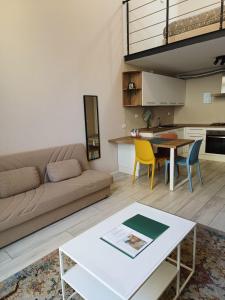 een woonkamer met een bank en een tafel bij YR Apartments Milan - Bocconi in Milaan