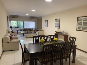 uma sala de jantar e sala de estar com mesa e cadeiras em Departamento de 2 habitaciones em Santa Cruz de la Sierra