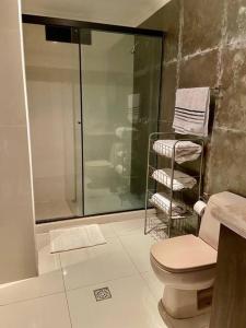 uma casa de banho com chuveiro, WC e toalhas em Departamento de 2 habitaciones em Santa Cruz de la Sierra