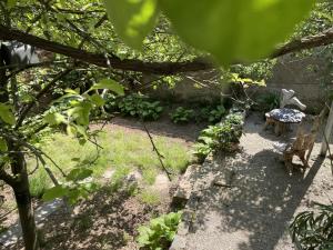 un jardín con una mesa y un banco en el césped en Jugendstil-Hof, en Langenlonsheim