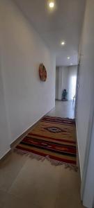 un pasillo con una escalera con un jarrón en la pared en مبنى هلال en Amán