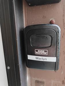 metalowe pudełko na drzwiach z naklejką w obiekcie Gemütliche Wohnung Marilyn zum Wohlfühlen zu allem gut angebunden w mieście Paderborn