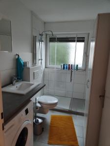 W łazience znajduje się toaleta, umywalka i prysznic. w obiekcie Gemütliche Wohnung Marilyn zum Wohlfühlen zu allem gut angebunden w mieście Paderborn