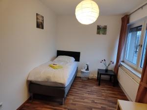 niewielka sypialnia z łóżkiem i oknem w obiekcie Gemütliche Wohnung Marilyn zum Wohlfühlen zu allem gut angebunden w mieście Paderborn