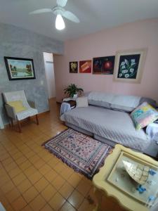 uma sala de estar com uma cama e um sofá em Hospedagem Domiciliar Alternativa em Balneário Camboriú