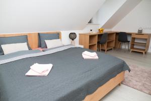 1 dormitorio con 1 cama grande y 2 toallas. en Chalupa U Juzka en Loučná nad Desnou