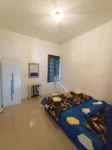 מיטה או מיטות בחדר ב-ASFA Homestay Kuching