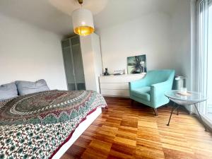 Cosy flat with huge Terrasse! Long or Shortterm في فيينا: غرفة نوم بسرير وكرسي وطاولة