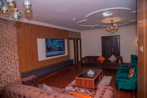 MAHOGANY HOTEL AND SUITES的休息区