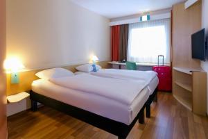 Postel nebo postele na pokoji v ubytování ibis Berlin City Potsdamer Platz