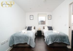 Un pat sau paturi într-o cameră la Sutton Cityscape, WIFI, Netflix, Perfect For Business & Re-Locators